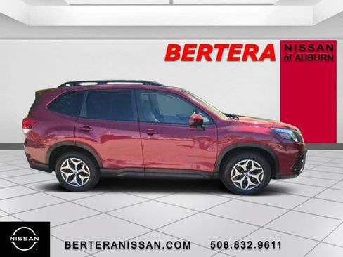 Used 2022 Subaru Forester Premium AWD/4WD image 2