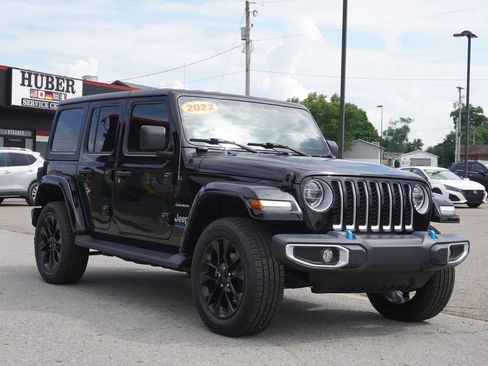Used 2022 Jeep Wrangler Unlimited Sahara w/ Cold Weather Group AWD/4WD image 9