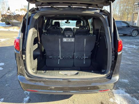Used 2019 Chrysler Pacifica Touring-L w/ S Appearance Package image 13