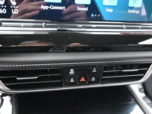 Used 2025 Volkswagen Atlas Cross Sport SE FWD image 40