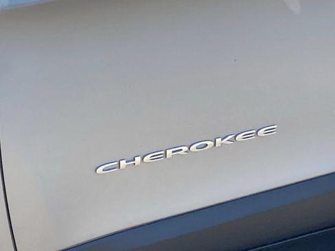Used 2018 Jeep Cherokee Latitude w/ Safety Group AWD/4WD image 27