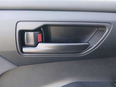 Used 2024 Toyota Highlander LE image 28