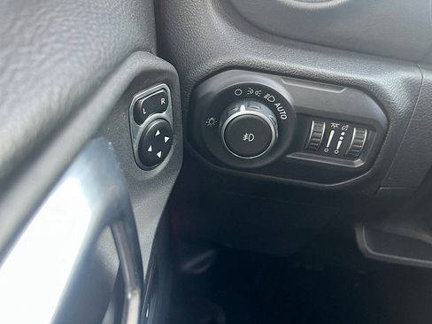 Used 2018 Jeep Wrangler Unlimited Sahara w/ Dual Top Group image 26