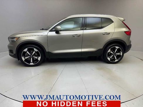Used 2022 Volvo XC40 T5 Momentum w/ Climate Package image 2