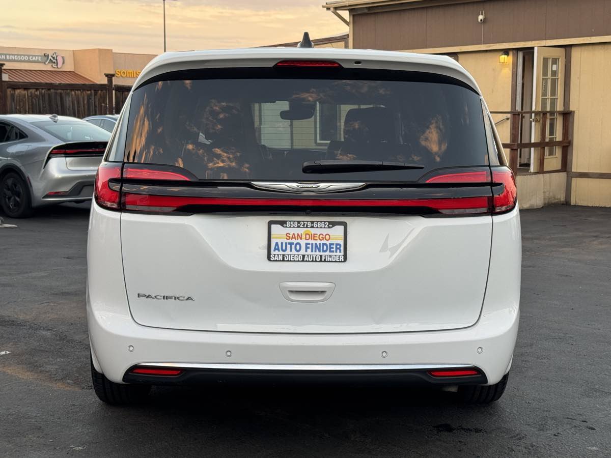 Used 2023 Chrysler Pacifica Touring-L FWD image 12