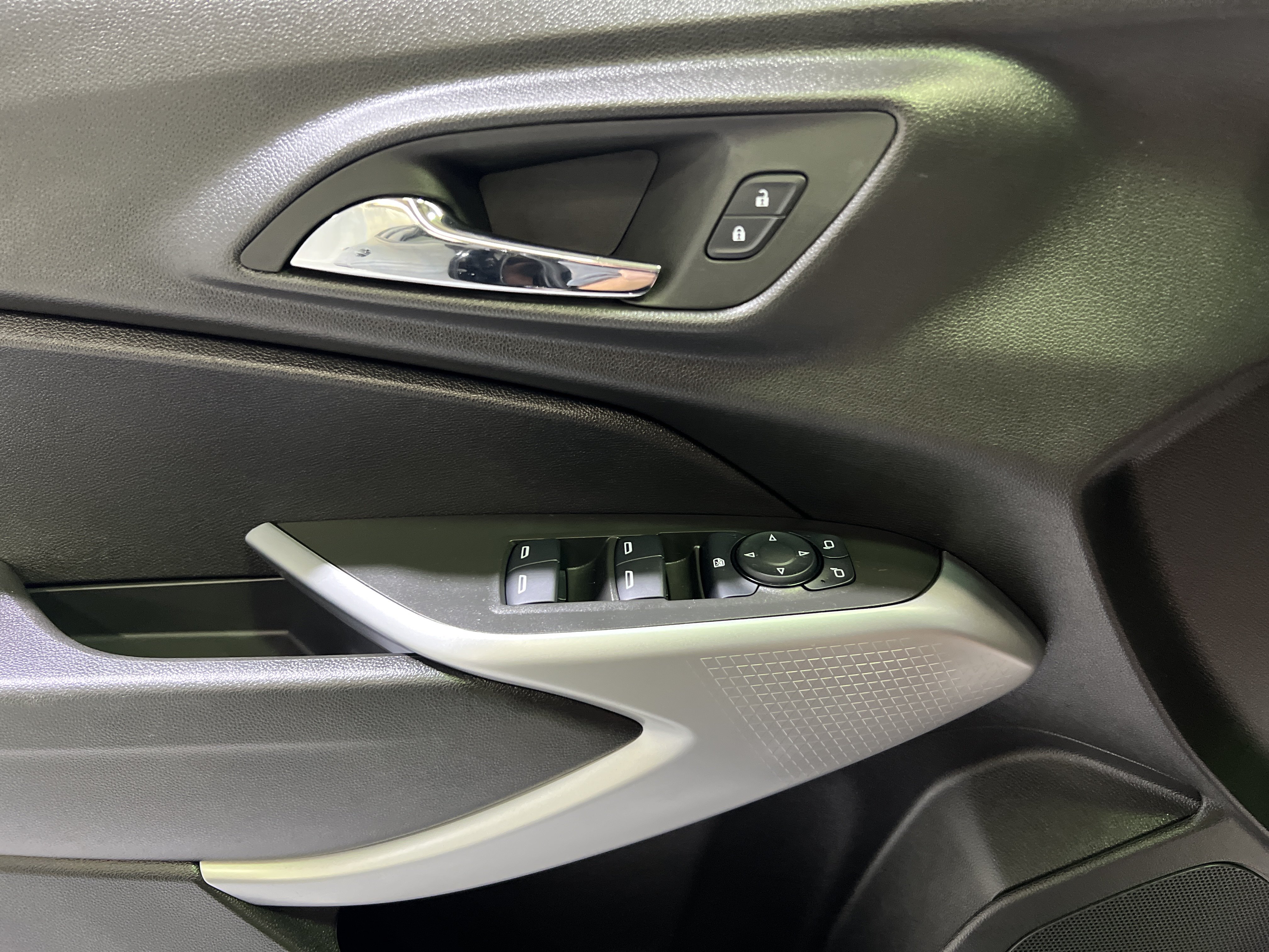 Used 2025 Chevrolet Trax LS w/ LS Convenience Package FWD image 24