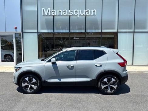 Used 2025 Volvo XC40 B5 Plus AWD/4WD image 2