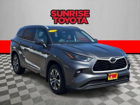 Certified 2024 Toyota Highlander XLE image 1