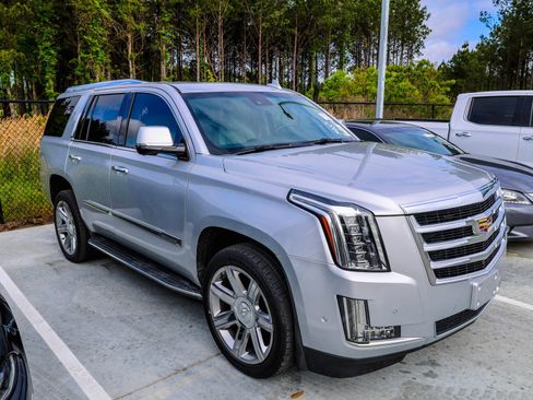 Used 2020 Cadillac Escalade Luxury image 2