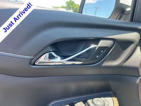 Used 2022 GMC Acadia SLE w/ Driver Convenience Package FWD image 12
