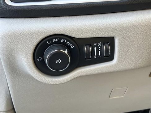 Used 2021 Chrysler Pacifica Touring-L image 36