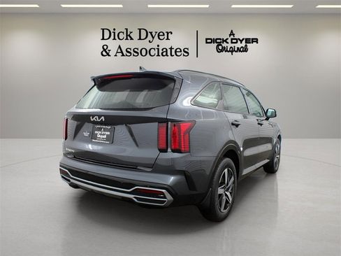 Used 2023 Kia Sorento EX w/ Panoramic Sunroof Package image 2