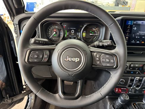 Used 2025 Jeep Wrangler Unlimited Rubicon 4xe w/ Safety Group AWD/4WD image 6
