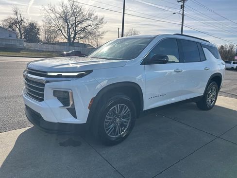 Used 2025 Chevrolet Traverse LT image 5