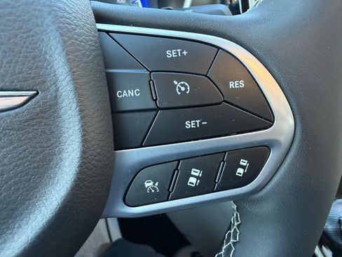 Used 2024 Chrysler Pacifica Touring-L image 17