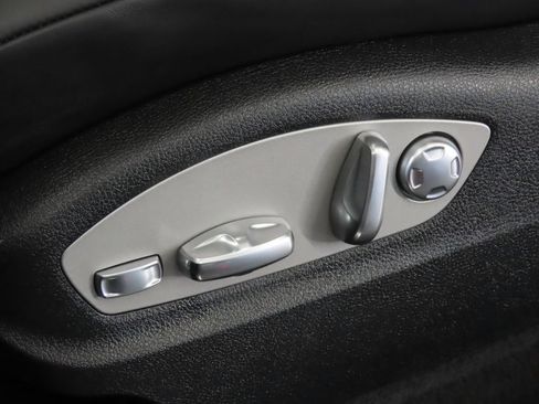 Certified 2025 Porsche Macan AWD/4WD image 41