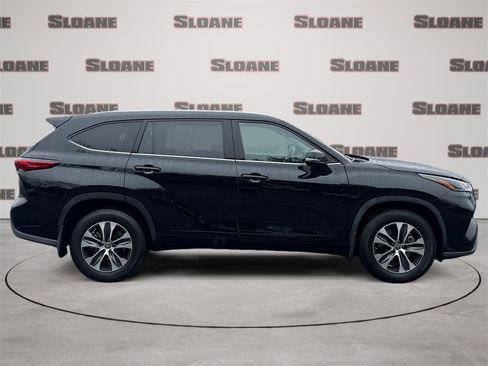Used 2022 Toyota Highlander XLE image 6