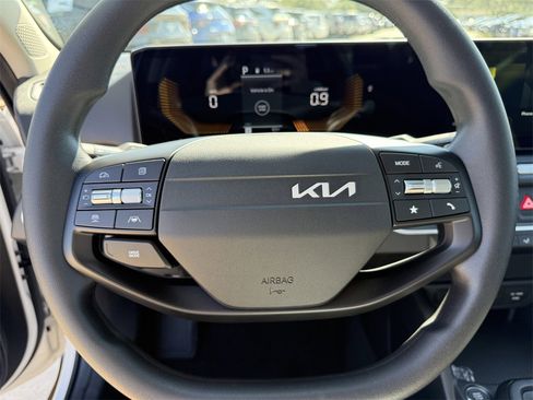 New 2025 Kia K4 LXS image 27