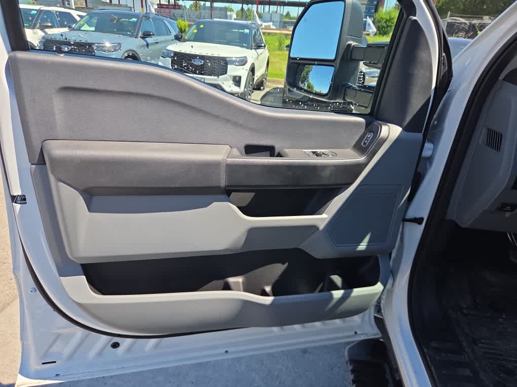 New 2025 Ford F350 XL w/ XL Chrome Package RWD image 17
