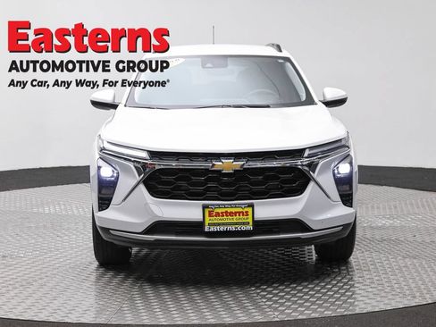 Used 2025 Chevrolet Trax LT FWD image 2