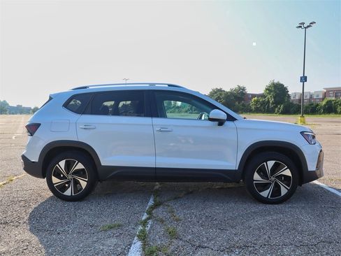 New 2025 Volkswagen Taos SE image 6