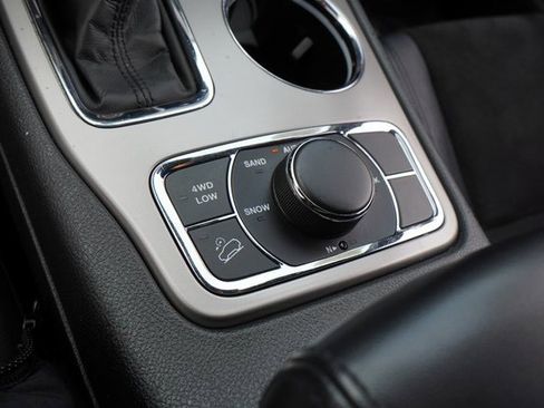 Used 2022 Jeep Grand Cherokee Laredo X image 23