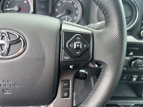 Used 2021 Toyota Tacoma TRD Off-Road w/ TRD Premium Off Road Package AWD/4WD image 17