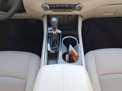 Used 2024 Nissan Altima 2.5 SV image 11