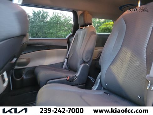 Used 2025 Kia Carnival LX FWD image 14