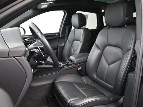 Certified 2023 Porsche Macan AWD/4WD image 5