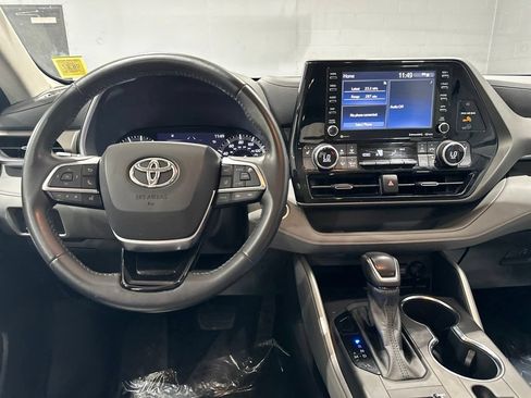 Used 2021 Toyota Highlander XLE AWD/4WD image 8