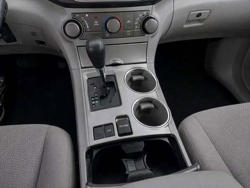 Used 2013 Toyota Highlander FWD w/ Cold Weather Pkg image 16