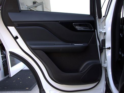 Used 2018 Jaguar F-PACE Premium image 13