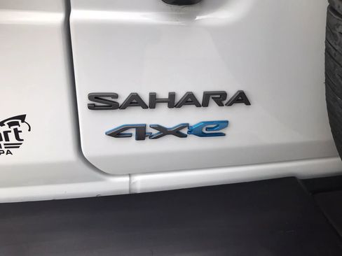 Used 2025 Jeep Wrangler Unlimited Sahara w/ Safety Group AWD/4WD image 40