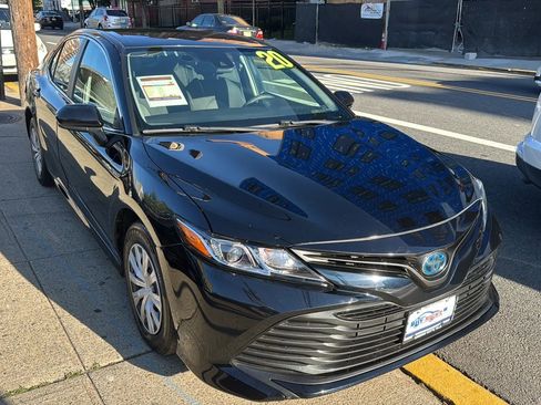 Used 2020 Toyota Camry LE image 30