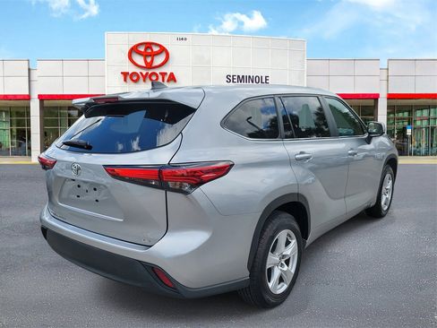 Used 2023 Toyota Highlander LE image 3