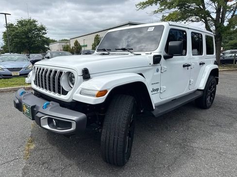 Used 2024 Jeep Wrangler Unlimited Sahara w/ Technology Group AWD/4WD image 3