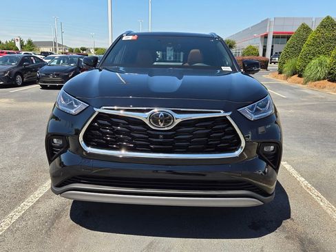 New 2026 Toyota Highlander Platinum AWD/4WD image 2