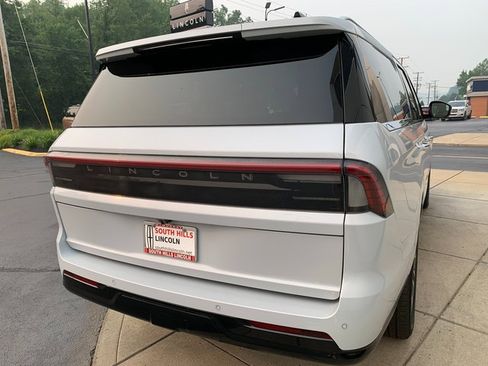 Certified 2025 Lincoln Navigator L Reserve AWD/4WD image 7