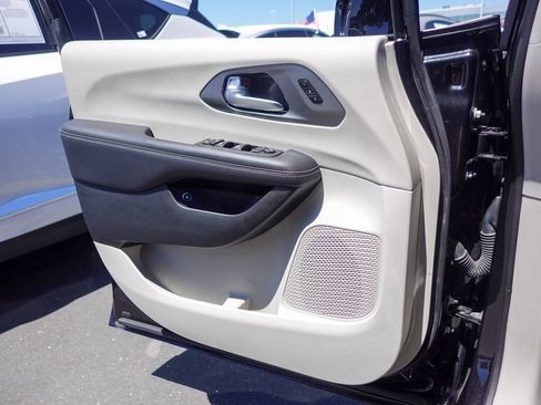 Used 2024 Chrysler Pacifica Limited FWD image 15