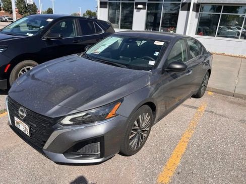 Used 2024 Nissan Altima 2.5 SV FWD image 3