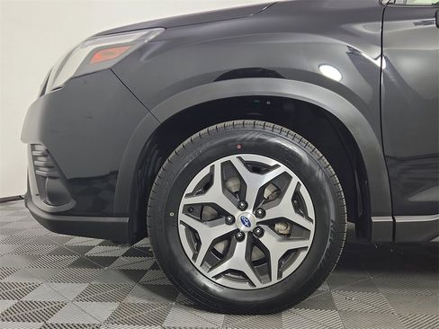 Used 2023 Subaru Forester Premium image 15
