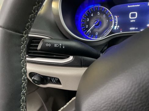 Used 2023 Chrysler Pacifica Touring-L FWD image 23