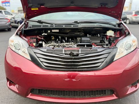 Used 2014 Toyota Sienna L image 17