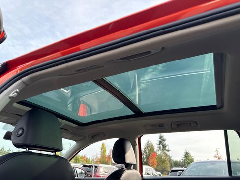 Used 2018 Volkswagen Tiguan SE image 17