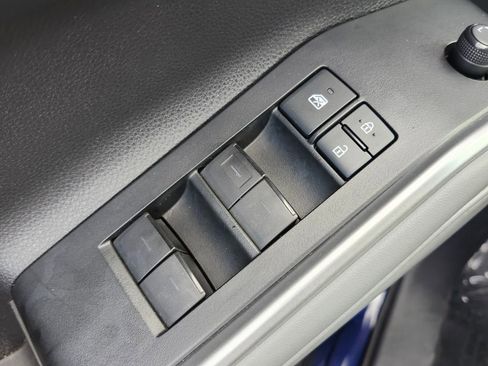 Used 2021 Toyota Highlander LE image 30