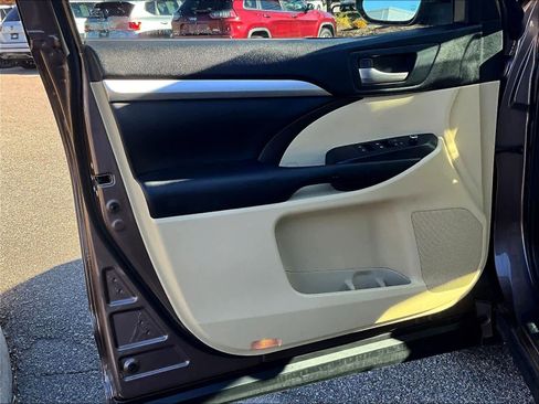 Used 2017 Toyota Highlander XLE image 9