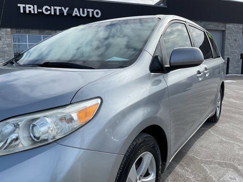 Used 2011 Toyota Sienna LE image 2