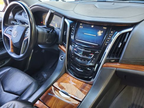 Used 2015 Cadillac Escalade Luxury image 30