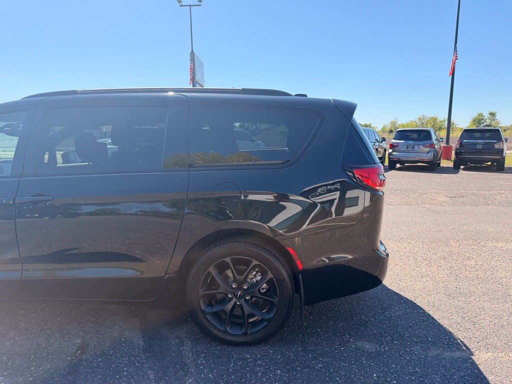 Used 2021 Chrysler Pacifica Touring-L w/ Uconnect Theater Family Group AWD/4WD image 8